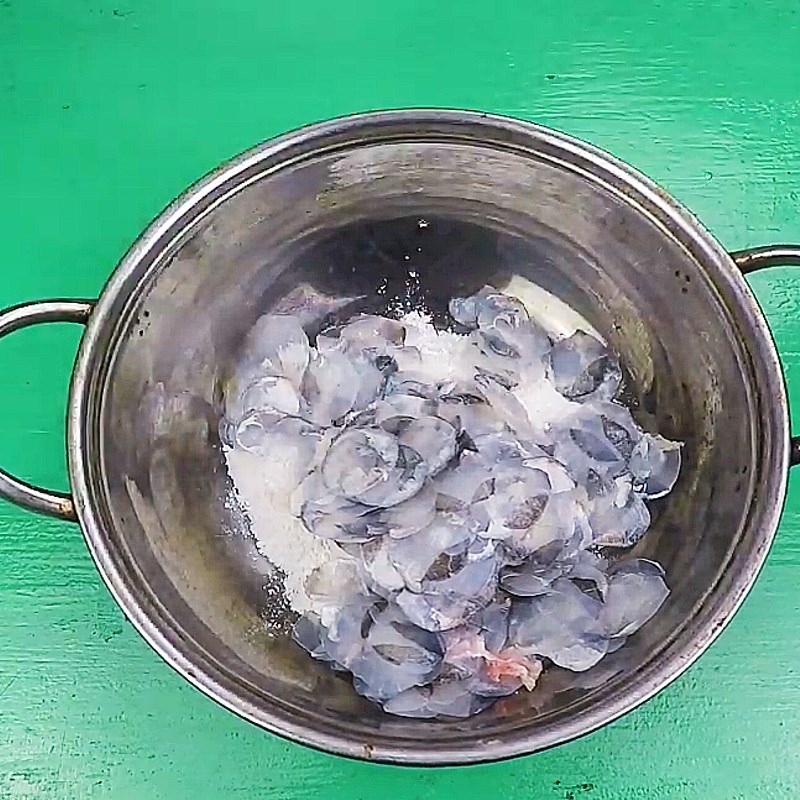 Bước 2 Tẩm bột vảy cá Vảy cá chiên giòn