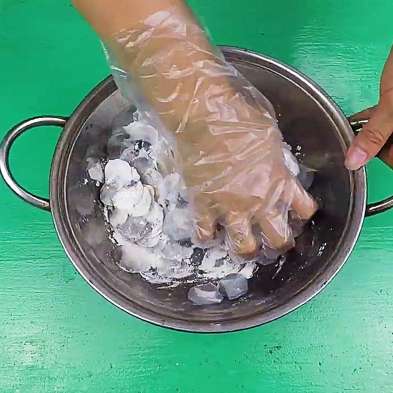 Bước 2 Tẩm bột vảy cá Vảy cá chiên giòn