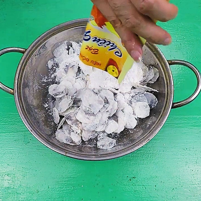 Bước 2 Tẩm bột vảy cá Vảy cá chiên giòn