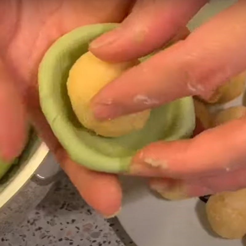 Bước 5 Tạo hình bánh Chè trôi nước lá dứa nhân đậu xanh