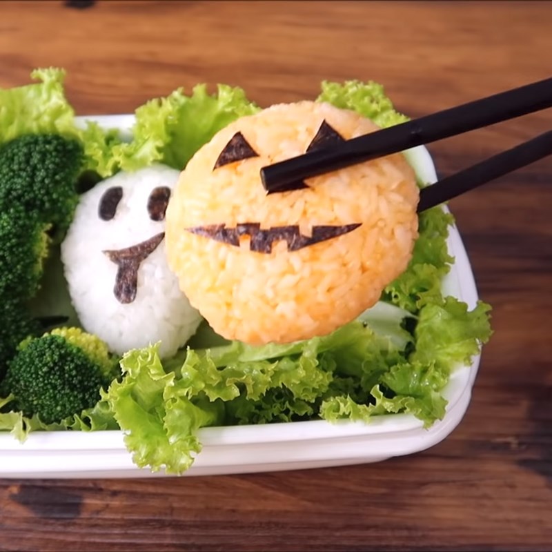 Bước 5 Tạo hình cơm và đồ ăn kèm Halloween bento