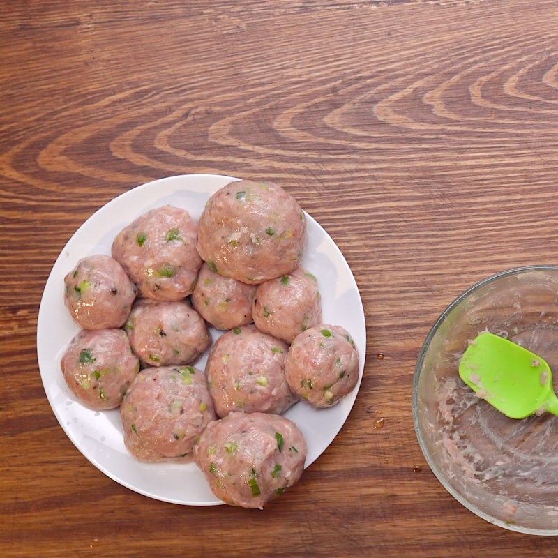 Bước 2 Tạo hình và vo viên chả cá Chả cá bọc trứng muối và chả cá bọc trứng bắc thảo