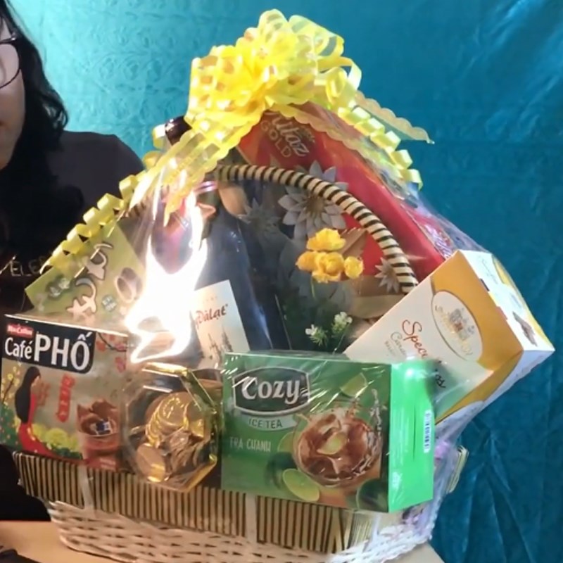 Bước 5 Thành phẩm Giỏ quà bánh kẹo bằng súng bắng keo