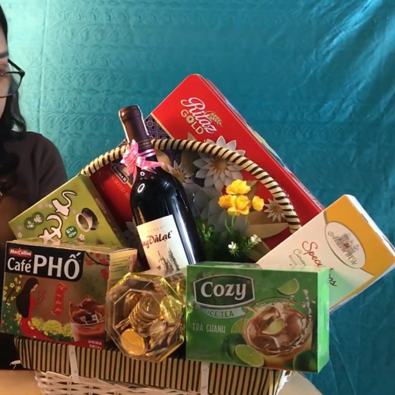 Bước 2 Trang trí giỏ quà Giỏ quà bánh kẹo bằng súng bắng keo