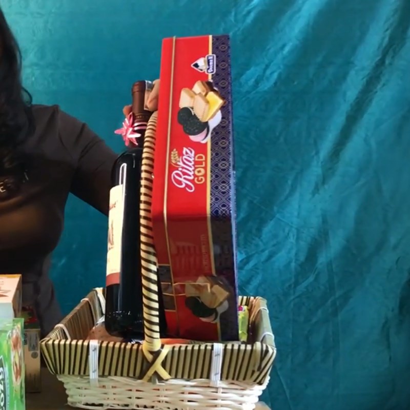 Bước 2 Trang trí giỏ quà Giỏ quà bánh kẹo bằng súng bắng keo
