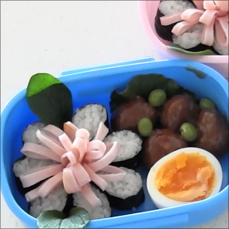 Bước 5 Trang trí hộp bento Cơm bento hình hoa