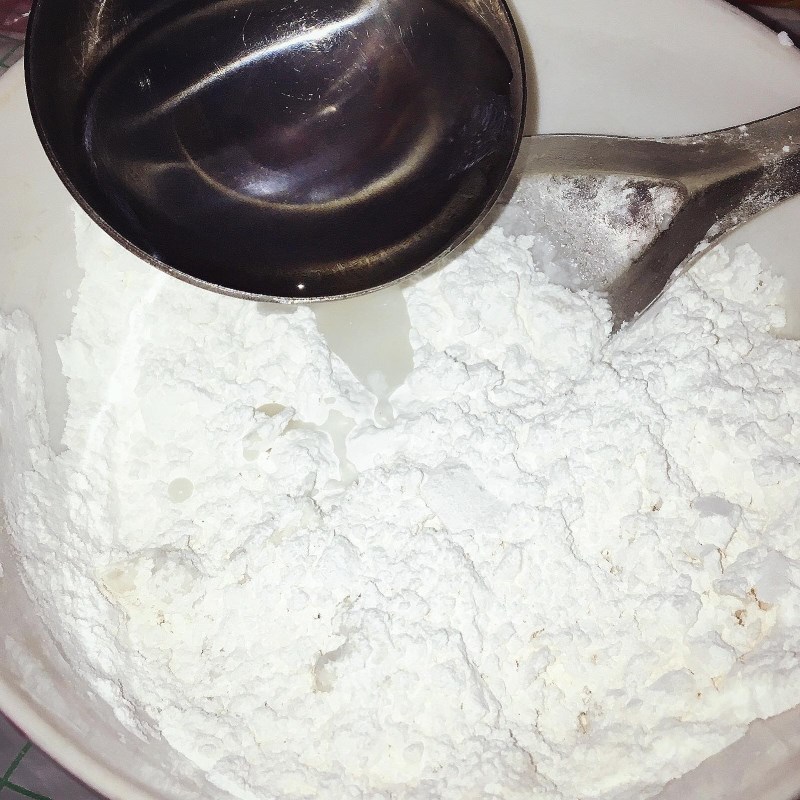 Bước 1 Trộn bột Cách làm tokbokki từ bột nếp