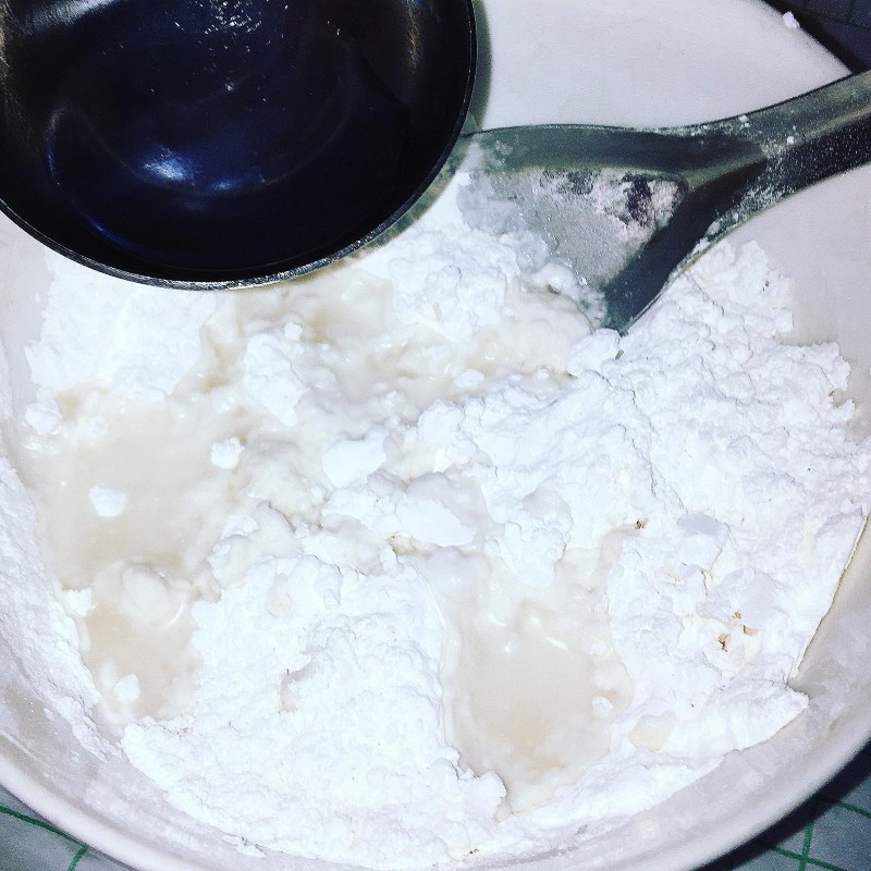 Bước 1 Trộn bột Cách làm tokbokki từ bột nếp
