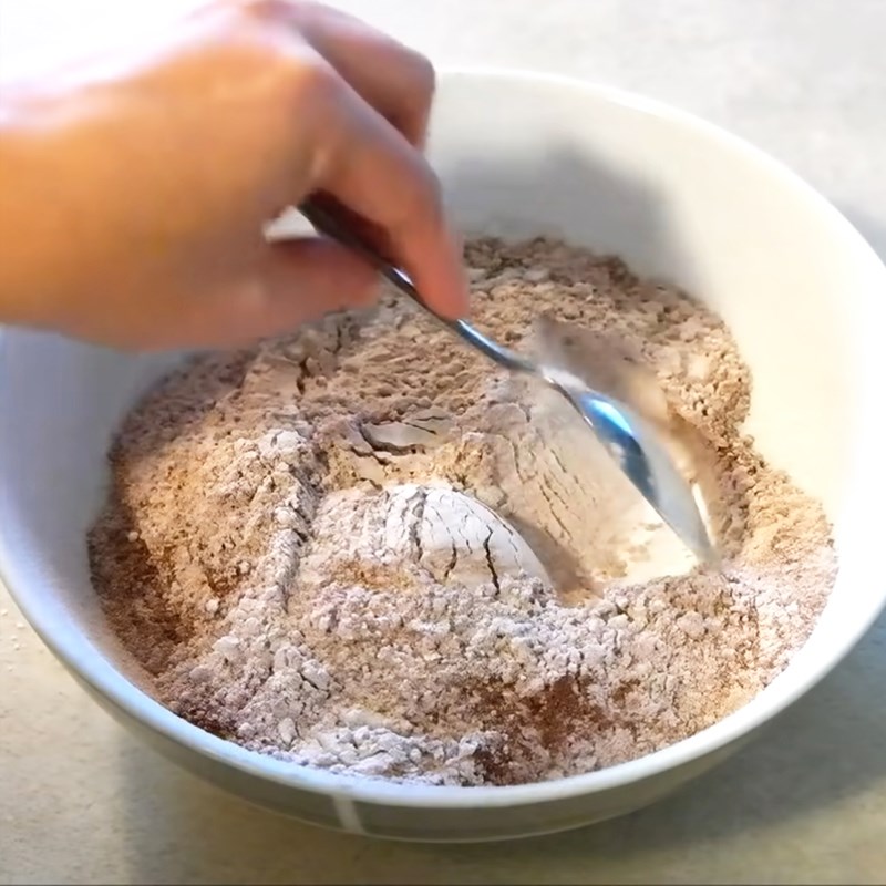 Bước 2 Trộn bột bánh Bánh macaron socola bằng bột mì