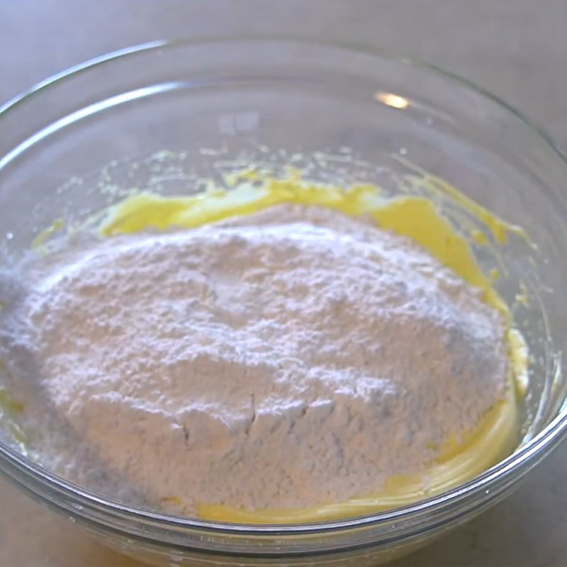 Bước 2 Trộn bột bánh Bánh macaron chanh bằng bột mì