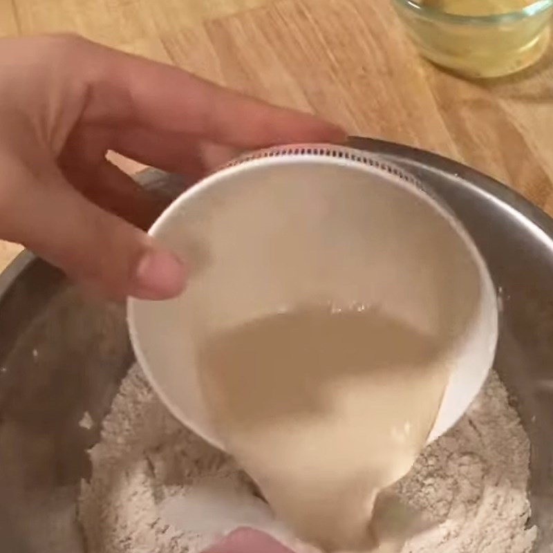 Bước 1 Trộn bột bánh Bánh bao nguyên cám gà xá xíu