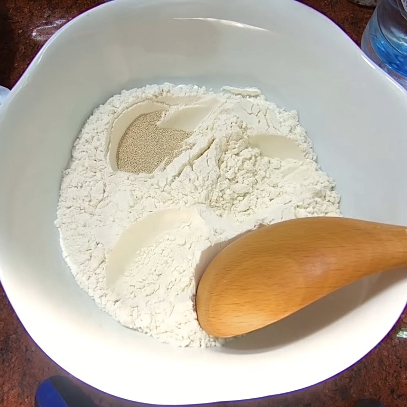 Bước 1 Trộn bột bánh Bánh mì ngọt nhân đậu xanh bằng chảo chống dính