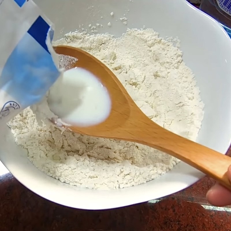 Bước 1 Trộn bột bánh Bánh mì ngọt nhân đậu xanh bằng chảo chống dính