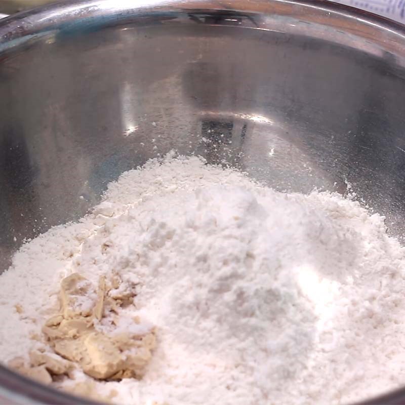 Bước 1 Trộn bột bánh với men nở Bánh bao khoai môn không nhân