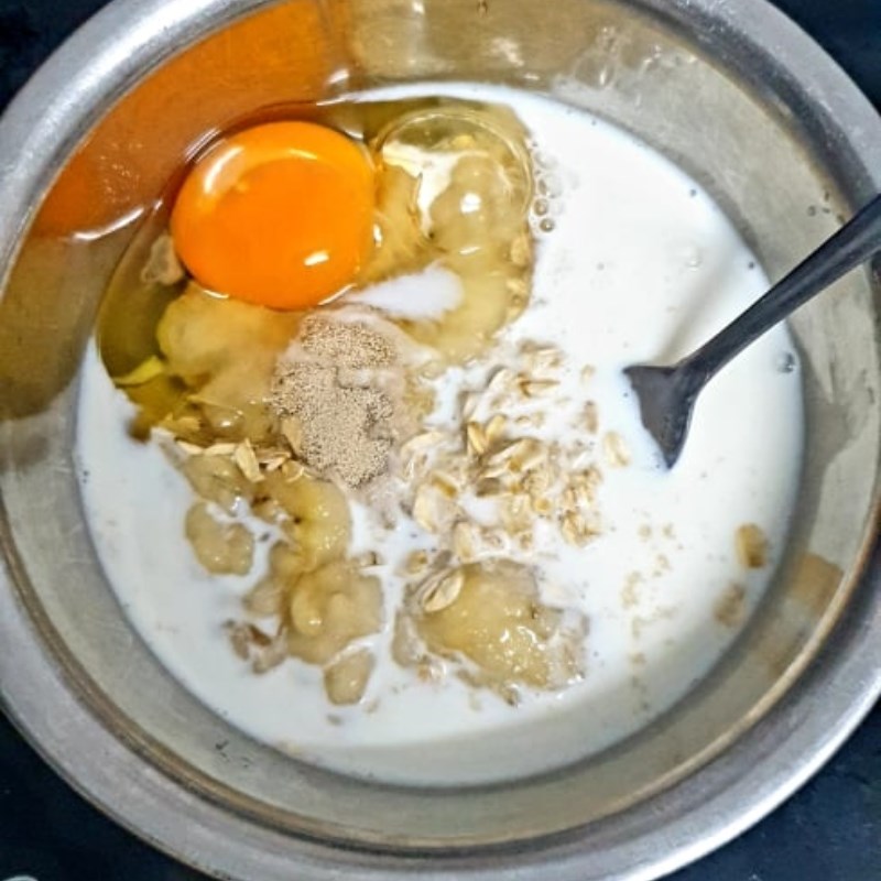 Bước 1 Trộn các nguyên liệu Bánh chuối yến mạch bằng nồi chiên không dầu