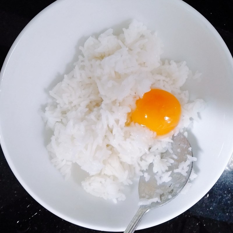 Bước 1 Trộn cơm nguội với trứng Cơm chiên trứng muối