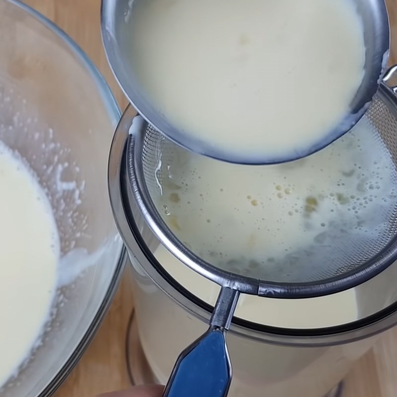 Bước 3 Trộn hỗn hợp bánh flan Bánh flan sữa đặc và sữa tươi