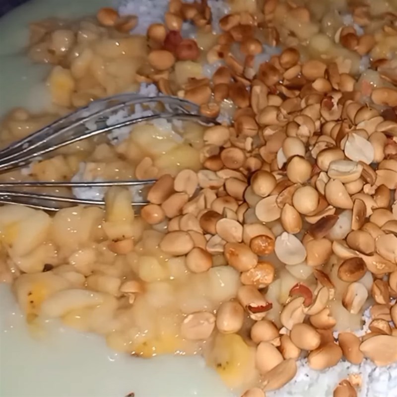 Bước 4 Trộn hỗn hợp chuối cốt dừa đậu phộng Kem chuối bịch cốt dừa với sữa đặc