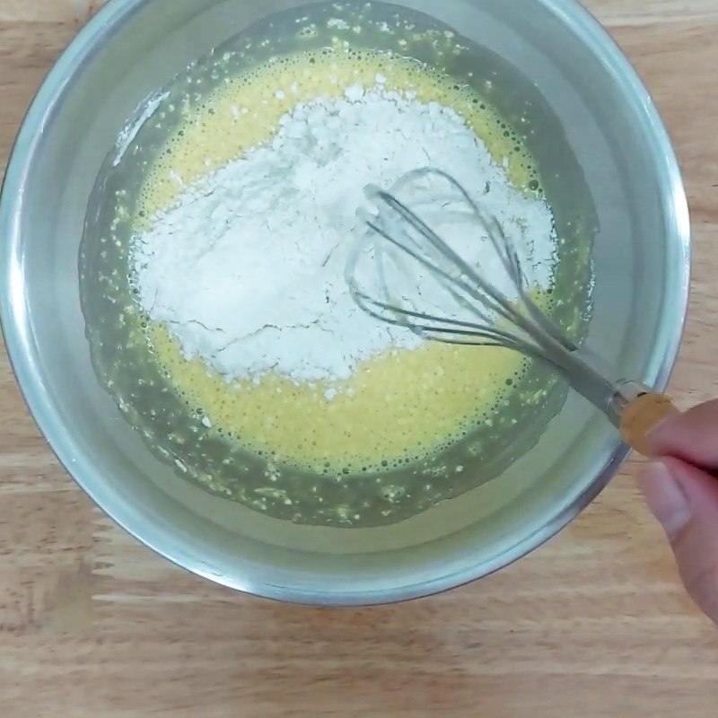 Bước 2 Trộn hỗn hợp lòng đỏ trứng với bột Bánh bông lan cuộn nho khô