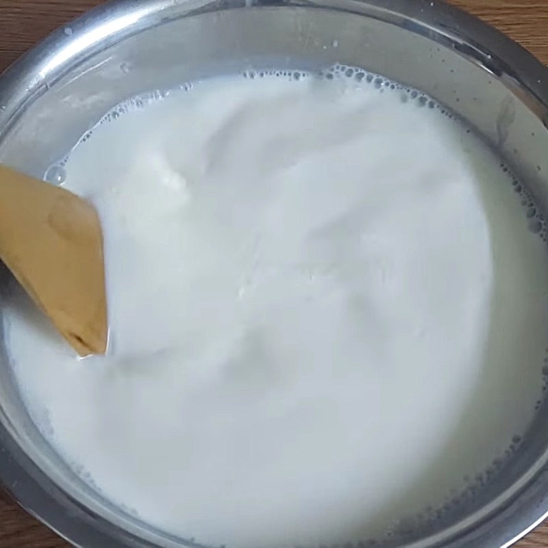 Bước 1 Trộn hỗn hợp sữa đặc và sữa chua Sữa chua dẻo trái cây