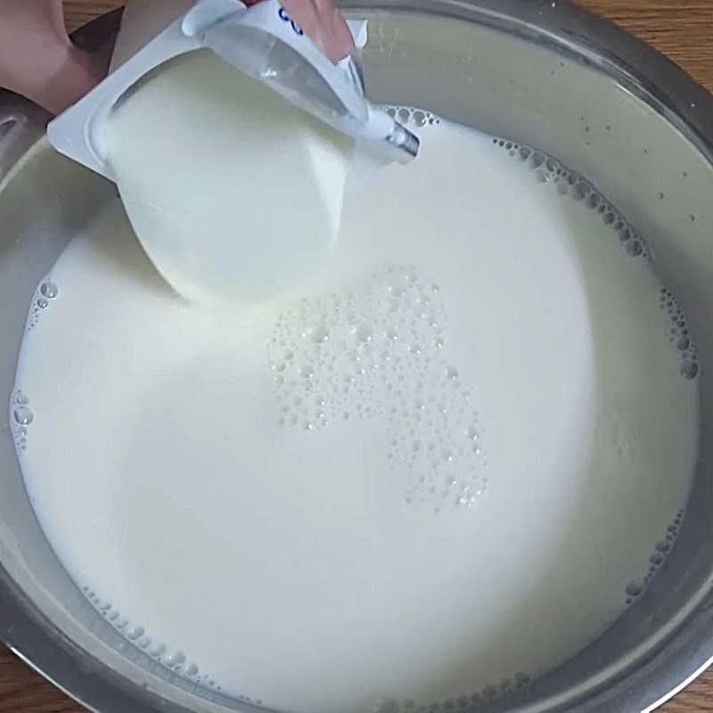 Bước 1 Trộn hỗn hợp sữa đặc và sữa chua Sữa chua dẻo trái cây