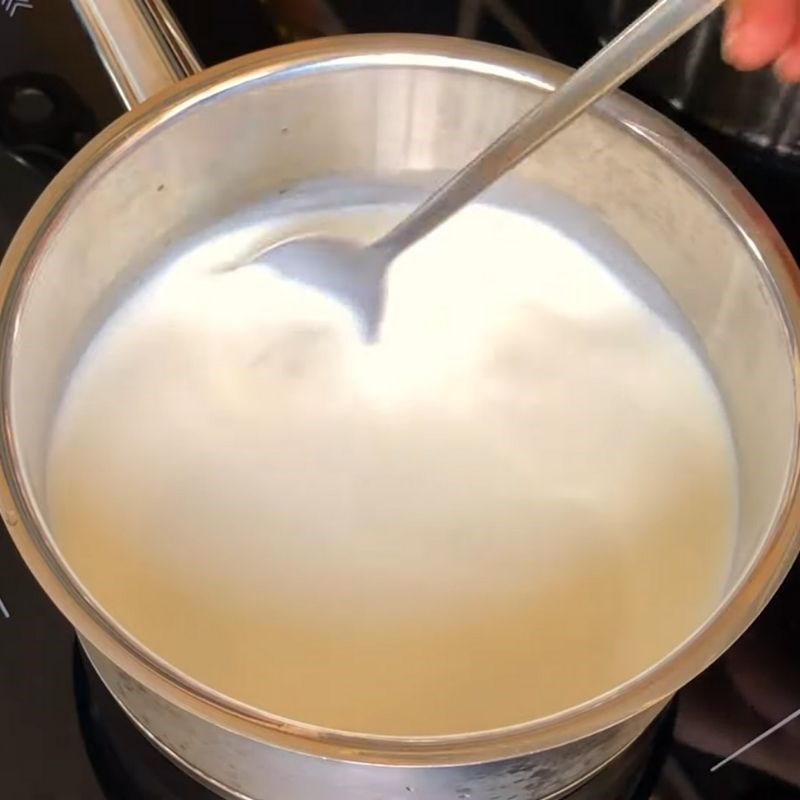 Bước 2 Trộn hỗn hợp sữa tươi, sữa đặc, bột gelatine Sữa chua dẻo bằng gelatin bột