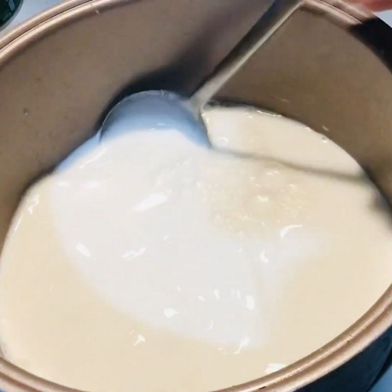 Bước 2 Trộn hỗn hợp sữa tươi sữa đặc, gelatin Sữa chua dẻo bằng gelatin lá