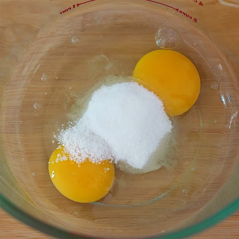 Bước 1 Trộn nguyên liệu ướt Bánh kếp trứng sữa