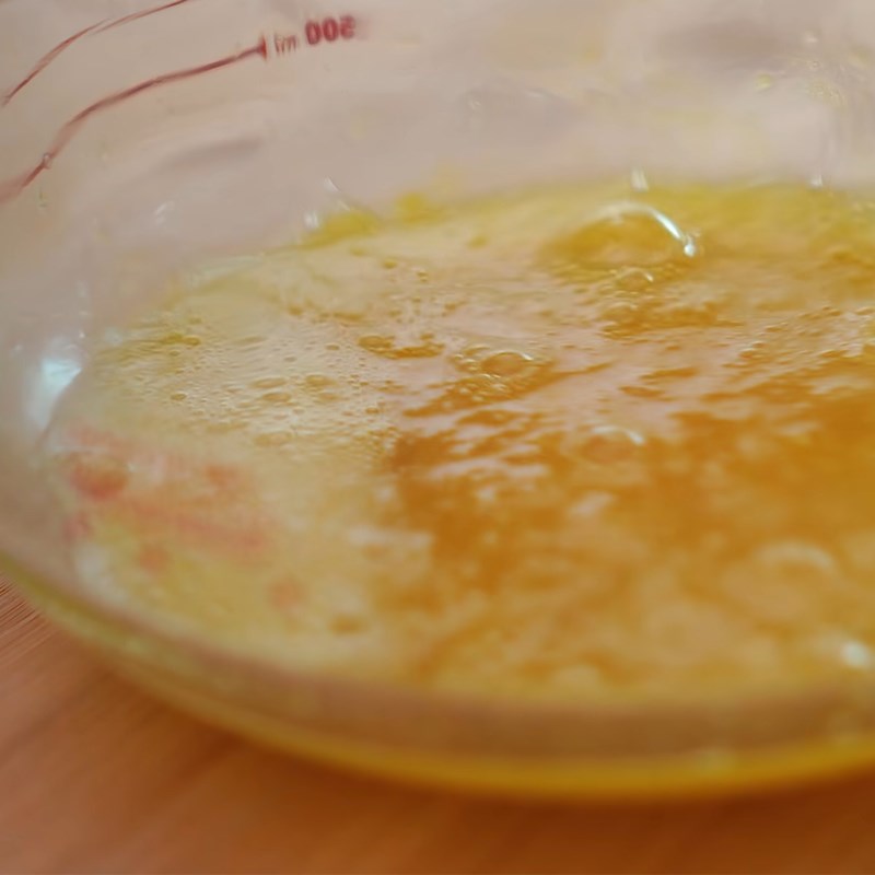 Bước 1 Trộn nguyên liệu ướt Bánh kếp trứng sữa
