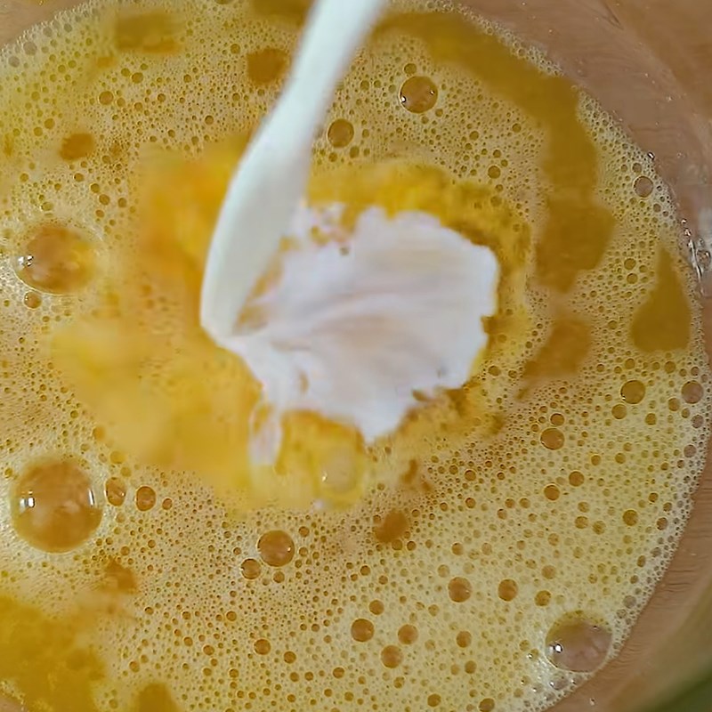 Bước 1 Trộn nguyên liệu ướt Bánh kếp trứng sữa