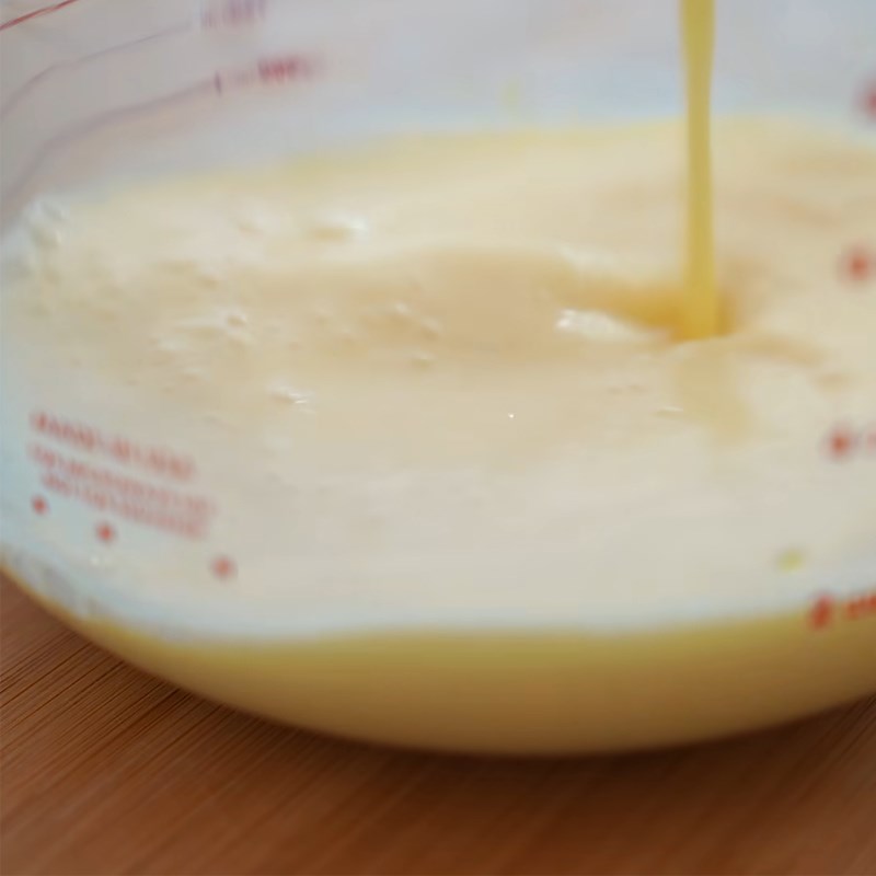 Bước 1 Trộn nguyên liệu ướt Bánh kếp trứng sữa