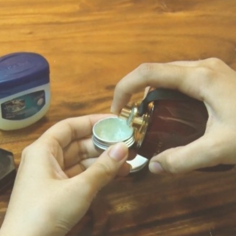Bước 2 Trộn nước hoa và vaseline Cách làm nước hoa khô bằng vaseline