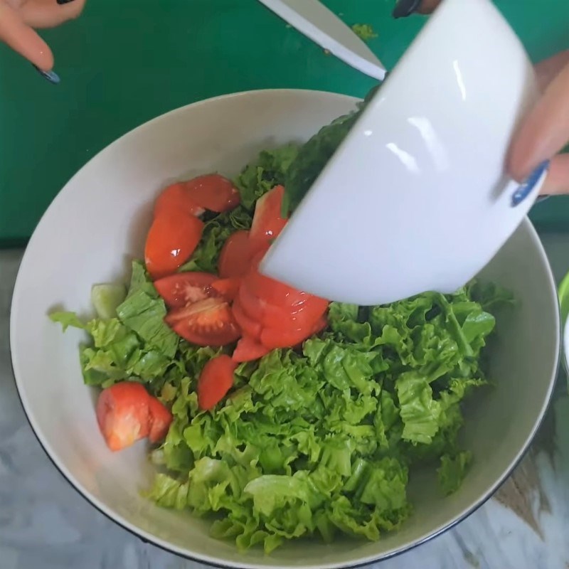 Bước 2 Trộn salad Salad xà lách dưa chuột cà chua