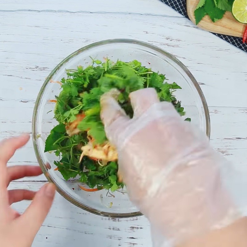 Bước 4 Trộn salad Salad gà xé phay