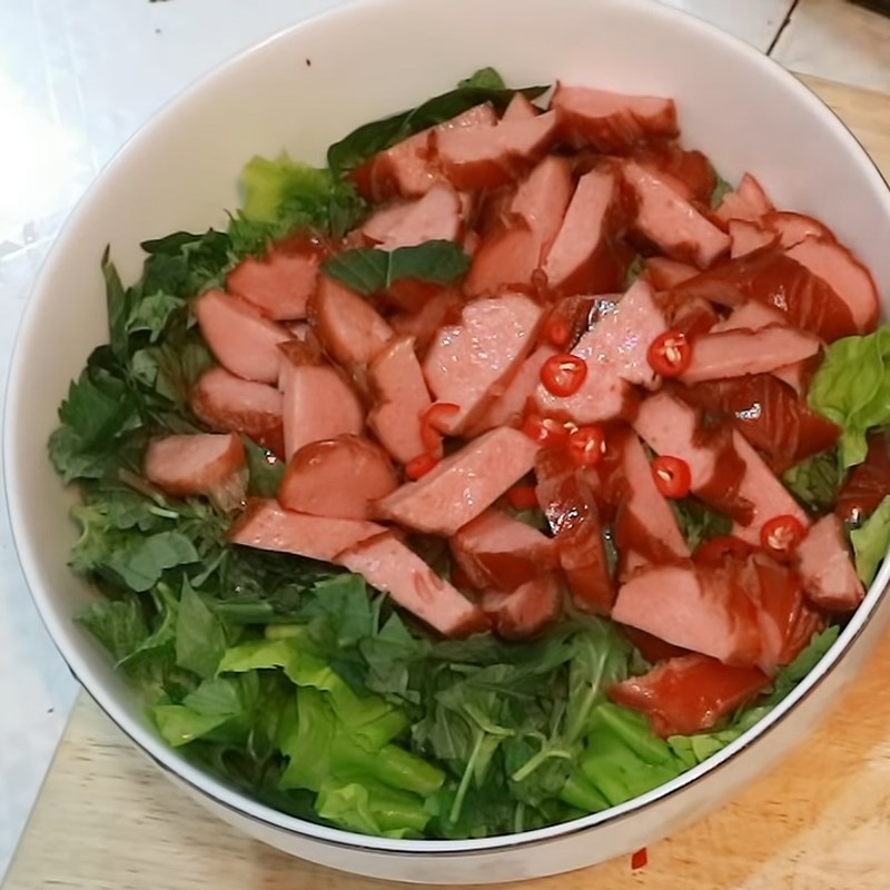 Bước 4 Trộn salad Salad xúc xích dưa leo