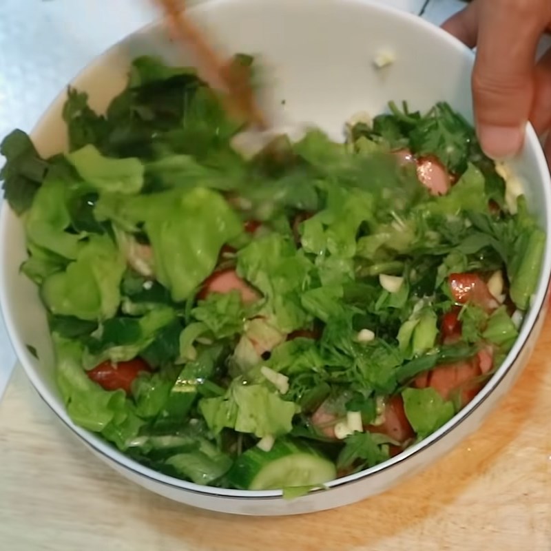 Bước 4 Trộn salad Salad xúc xích dưa leo
