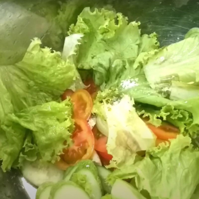 Bước 3 Trộn salad Salad trứng giảm cân