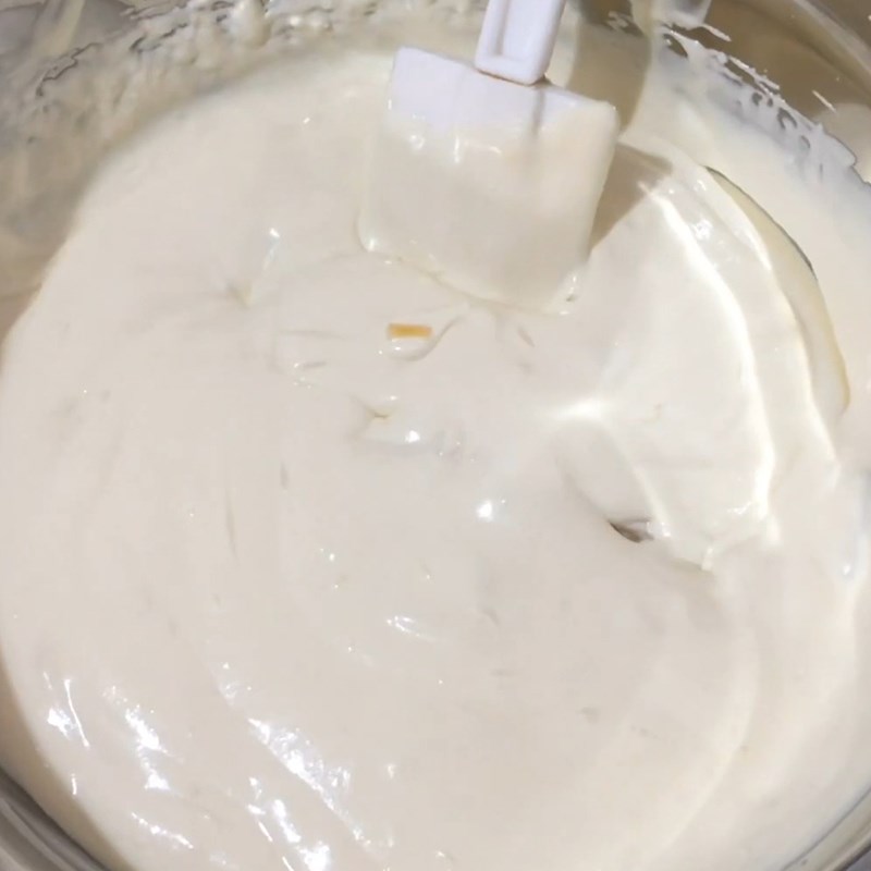 Bước 2 Trộn trái cây cocktail với kem sữa Kem cocktail