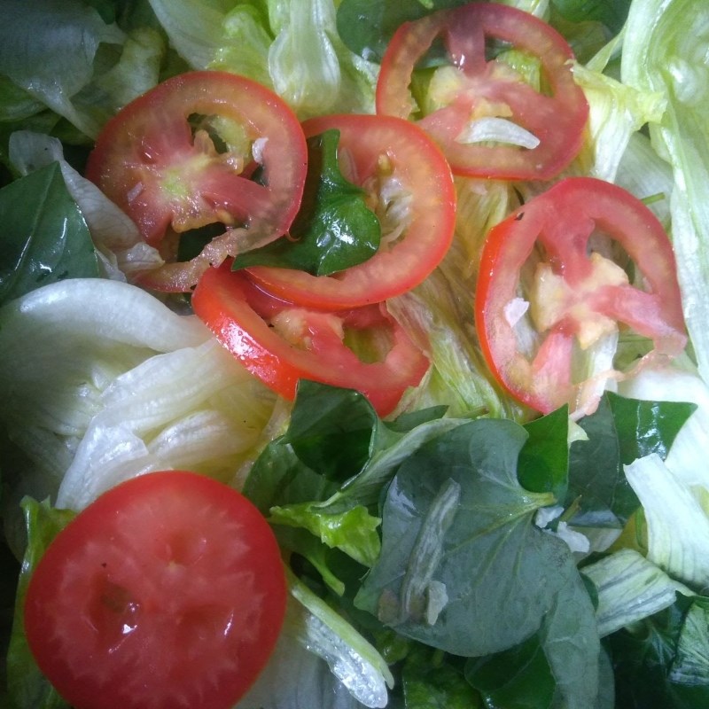 Bước 3 Trộn xà lách với dầu giấm Xà lách (salad) trộn dầu giấm (công thức được chia sẻ từ người dùng)