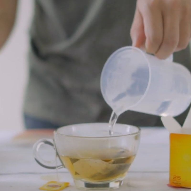 Bước 1 Ủ trà lipton Trà lipton sữa nóng