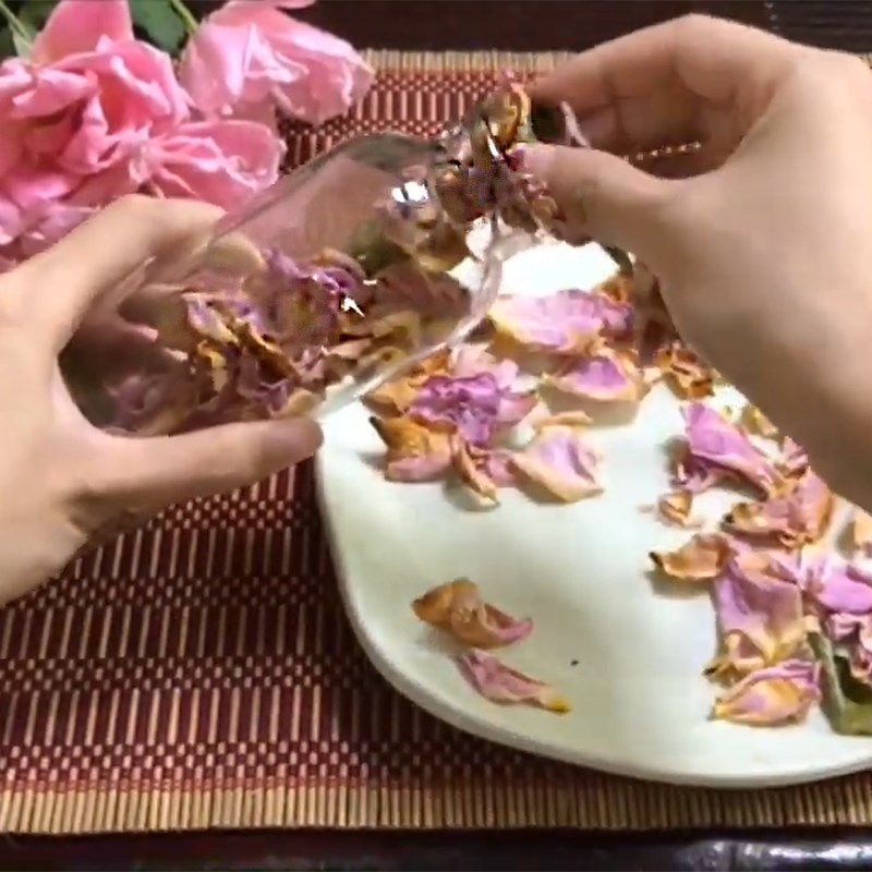 Bước 2 Ướp hoa khô với tinh dầu Cách làm túi thơm từ hoa khô