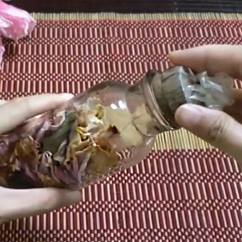 Bước 2 Ướp hoa khô với tinh dầu Cách làm túi thơm từ hoa khô