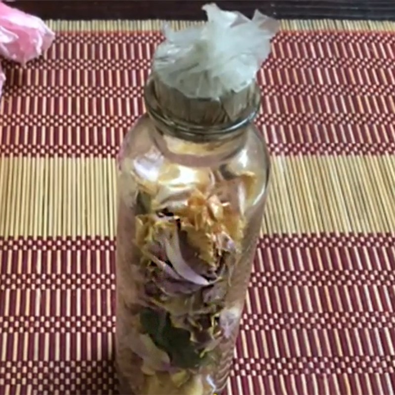 Bước 2 Ướp hoa khô với tinh dầu Cách làm túi thơm từ hoa khô