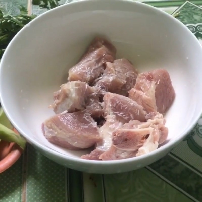 Bước 2 Ướp sườn Canh súp lơ nấu sườn