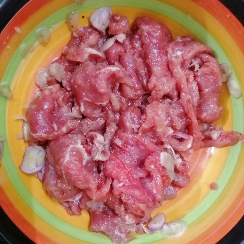 Bước 2 Ướp thịt bò Thịt bò xào hành tây cà chua