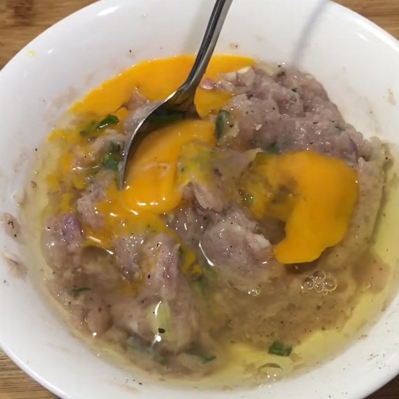 Bước 2 Ướp và trộn chả Chả cá hấp