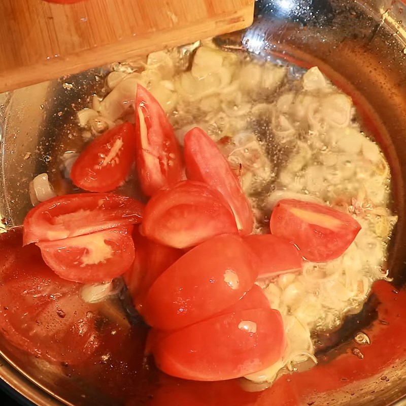 Bước 3 Xào cà chua Canh hoa chuối nấu ngao