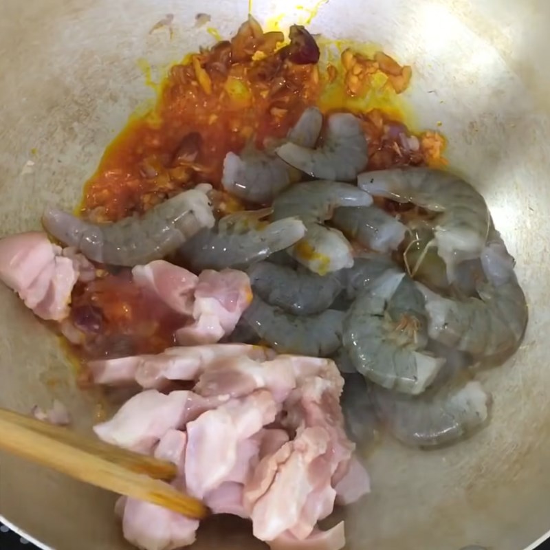 Bước 2 Xào nhân tôm thịt Bánh bột lọc lá chuối