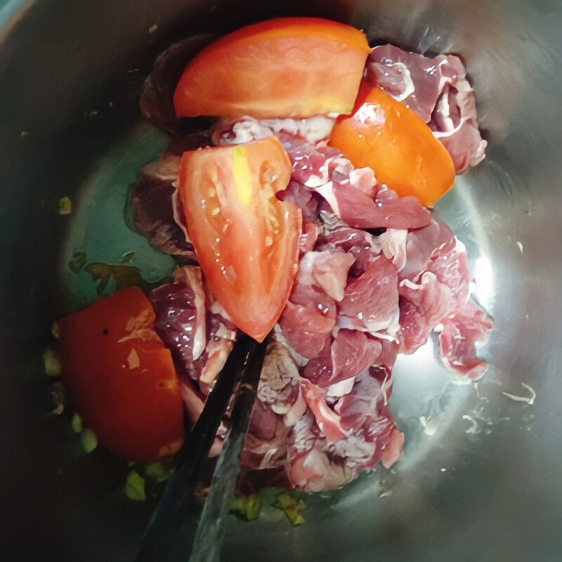 Bước 2 Xào hỗn hợp các nguyên liệu Canh dưa chua thịt bò rau tần