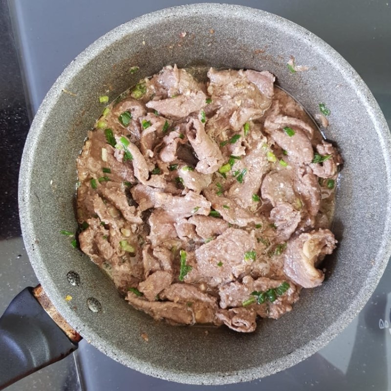Bước 2 Xào thịt bò Thịt bò xào tỏi (công thức được chia sẻ từ người dùng)